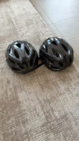 Set of 2 cycling helmets