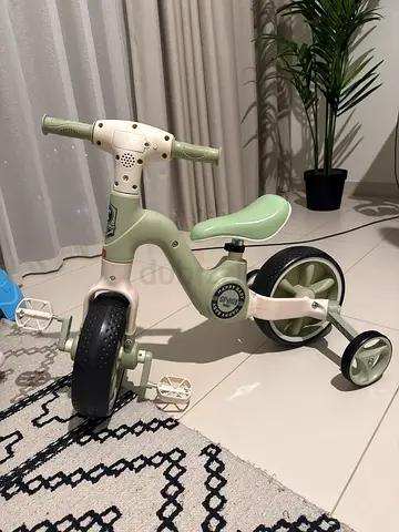 Toddler tricycle with pedals, music and lights
