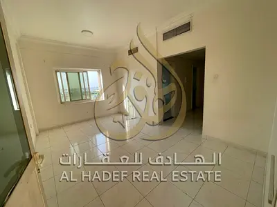 غرفة وصالة للإيجار السنوي في القليعة بالشارقة بإطلالة بحرية وبلكونة وموزع، تكييف وغاز مركزي، موقع مميز  مع إمكانية الدفع على 4 دفعات