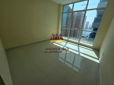 شقة غرفتين وصالة وغرفة ستور، ماستر، 3 حمامات، نوافذ بانورامية وإطلالة بحرية جزئية، باركينغ وجيم مجانيان.