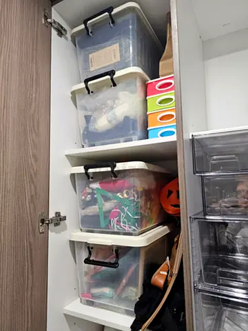 4 Heavy duty plastic containers