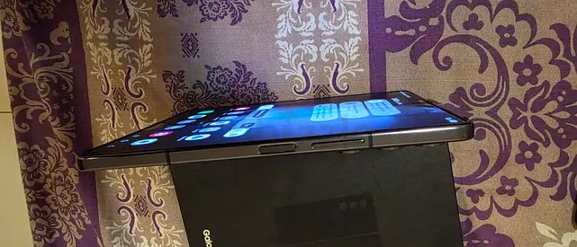 Samsung Fold 5 Neat & clean Device