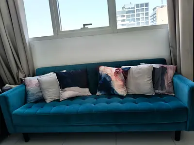 Teal 3-seater mid-century, modern tufted luxurious velvet sofa in excellent condition.