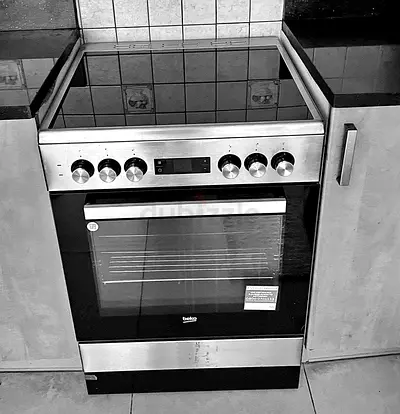 Stainless steel freestanding electric oven with ceramic hob (Beko)