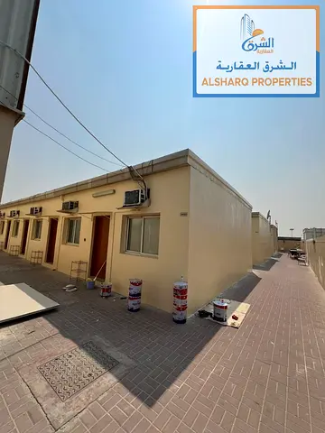 كامب سكن شركات للإيجار في الصجعة، يضم 39 غرفة، وجميع الخدمات مشمولة: الغاز والكهرباء والماء وجمع النفايات. الإيجار 3,500 درهم.