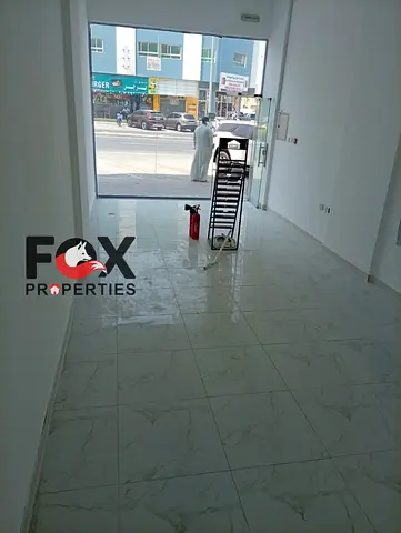 للإيجار محلات تجارية جديدة بالمويهات 2 عجمان، زاوية على شارع رئيسي مقابل دوار، مساحة كبيرة ومفتوحة، الإيجار 27,000 درهم سنويًا.
