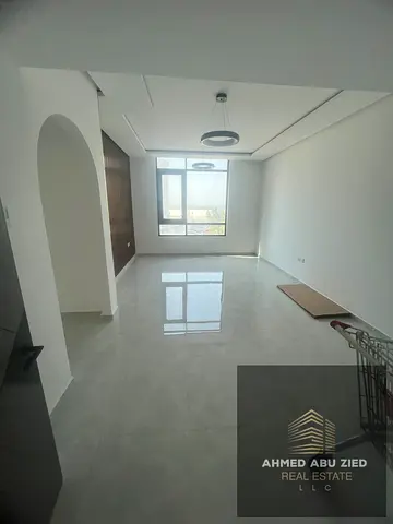Master bedroom, spacious living area, sea view, central air conditioning, enclosed kitchen, 2 bathrooms, high-end finishing, flexible payment options;