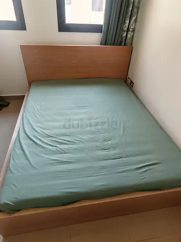 queen bed for sell with free foam mattress