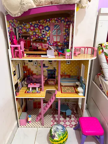 Wodden doll house to sell