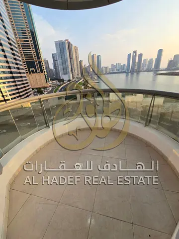 شقة فاخرة 3 غرف وصالة وغرفة خادمة للإيجار في الخان بالشارقة بإطلالة بحرية مباشرة ومساحة واسعة جداً، 4 حمامات وخزائن حائط وتشطيبات ممتازة، مع باركن