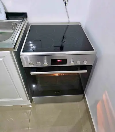 Bosch freestanding ceramic hob with electric oven - good condition