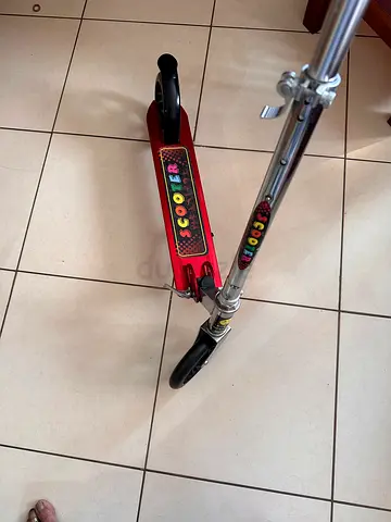 Red foldable kids kick scooter in good condition