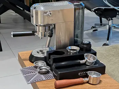 De'Longhi Dedica EC685 + Normcore Bottomless Full Barista Kit