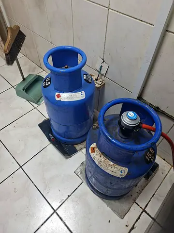 Two 15.5kg Blue LPG Gas Cylinders with Regulator its 3 pcs.