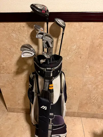 Right-handed Complete Golf Club Set with Bag - good for beginners.