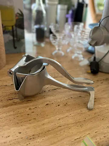 Manual hand-press juicer, metal