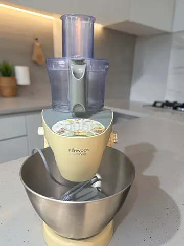 Kenwood MultiOne KHH326 kitchen machine stand mixer and food processor.