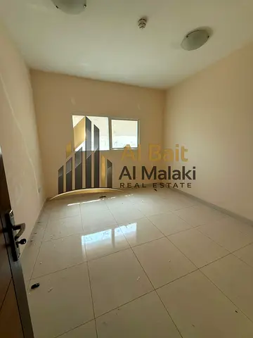 شقة غرفتين وصالة بإطلالة بحرية للإيجار السنوي في القصباء بالشارقة – حمامان، خزائن حائط، باركن مجاني، شهر مجاني، إيجار 45,000 درهم، والدفع على 4 أو 6 د