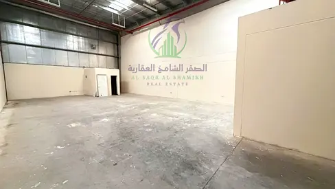 مستودع 2,000 قدم² للإيجار بالصناعية 18 بالشارقة قرب الشارع الرئيسي، مصرح للتخزين ومزود بمكتب وحمام خاص. السداد على 4 دفعات.