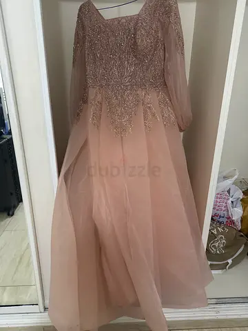 Selling a beautiful pre-loved gown, perfect for your next special occasion! 🥂✨
