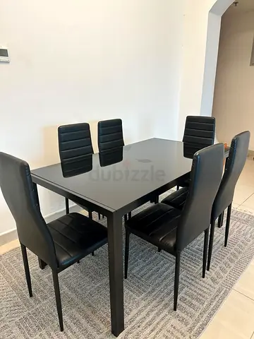 Dining table in a good condition