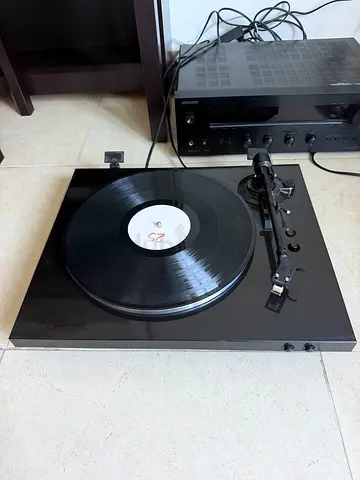 Denon DP-300F automatic record player with amplifier and speakers Definitive with stands
