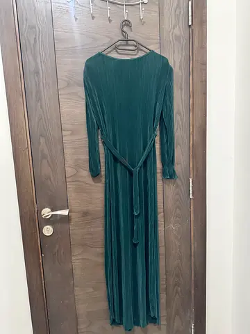Green long pleated maxi dress with long sleeves