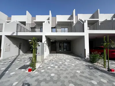 Modern 2BR + Study | Upgarded Townhouse !