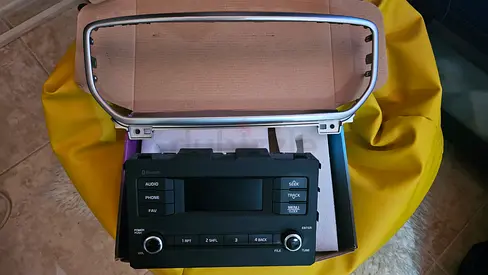 Kia sportage OEM car stereo head unit with OEM frame (in good working condition) fit 2018 to 2022