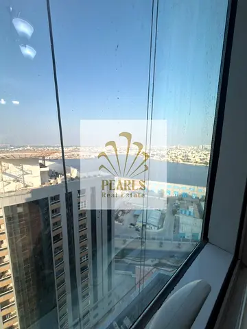 أرقى غرفة وصالة مفروشة تشطيب راقي ومطبخ كامل و2 حمام مع جيم ومسبح وباركن للإيجار بأبراج أورينت على شارع الميناء بالراشدية 1 عجمان بسعر 38 ألف 4 دفعات