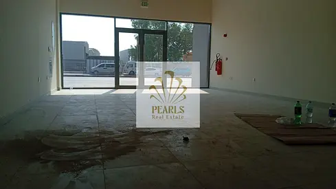 محلات أول ساكن خلف سوق سالم، بمساحة نحو 800 قدم، على شارع رئيسي بواجهات واضحة، والإيجار السنوي 55 ألف درهم.