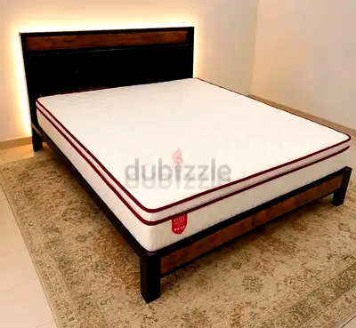 Queen mattress in excellent condition — barely used