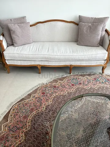 Light beige vintage-style sofa with round Persian rug (set) – good condition
