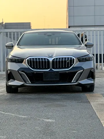 2025 BMW i5 eDrive40 - American Specs - Excellent Condition
