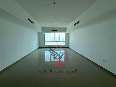 شقة واسعة غرفتين وصالة ماستر بغرفة خدامة ماستر اطلالة مفتوحة ببلكونة مع باركن مجاني مساحات واسعة واسهل تسهيلات في المجاز2 علي كورنيش المجاز