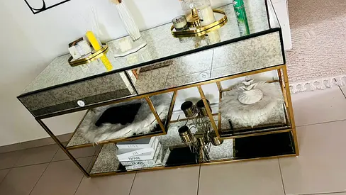 Storage units with mirror
