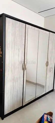 4-door wardrobe with mirrored center panels — good condition