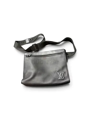 Men's Louis Vuitton Trio Messenger satchel in black leather.