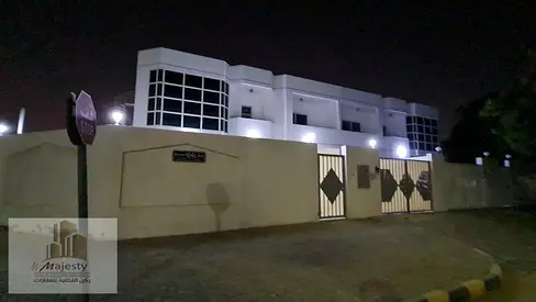 فيلا واسعة وبتصميم ممتاز في موقع حيوي بمنطقة العِزْرة، قريبة من كافة الخدمات وسهلة المخرج.