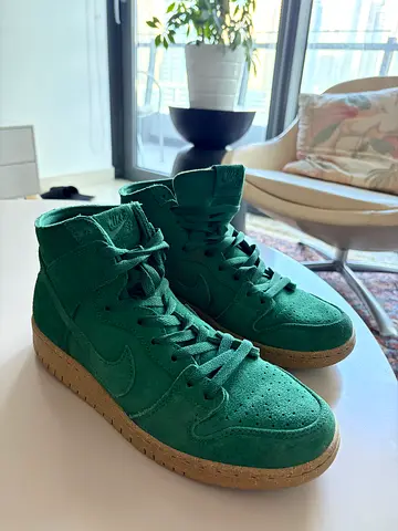 Green Nike high-top sneakers, size 8,5 UK