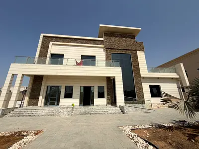الحق وحدتك قبل ما يفوتك العرض! فيلا جديدة سوبر ديلوكس للبيع في الحوشي الشارقة بحجر أردني، سيراميك إسباني ومطبخ إيطالي (تملك حر لكل العرب)
