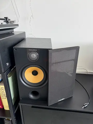 Bowers & Wilkins Speakers (B&W) 685 S2