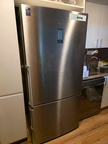 Siemens iQ700 Bottom Freezer Refrigerator Freestanding