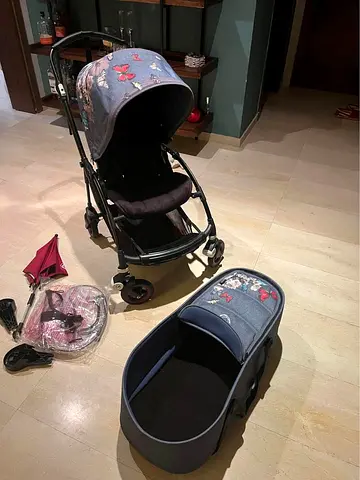 Lightweight stroller with detachable bassinet and accessories - good condition