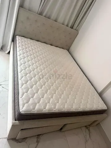 BRAND NEW QUEEN SIZE BED WITH 2 STORAGE DRAWERS