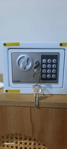 Small electronic safe with key and keypad - used, good condition. Size 50x30 cm