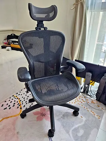 Herman Miller Aeron Chair with Headrest size B