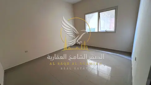 شقة غرفة وصالة بمساحة واسعة وحمامين، في موقع مميز بمنطقة البوطينة – الشارقة, تكيف وغاز مركزي اقل سعر