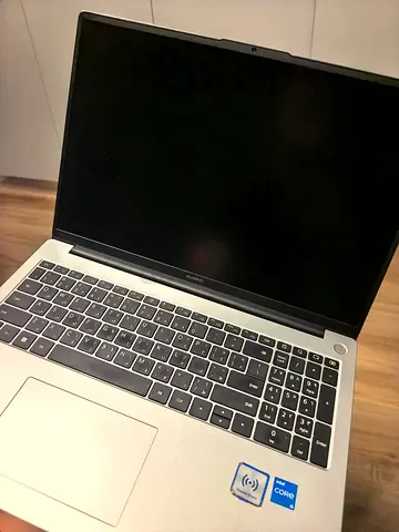 Huawei MateBook D 16 – Intel Core i5 – 16" Laptop with Charger