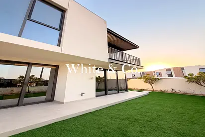 Pool Facing | Single Row | Corner End Unit